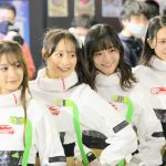 【写真特集】荒井つかさ、美桜、相沢菜月、涼雅がお腹見せコスチュームで釘付けに！＜東京オートサロン2023＞