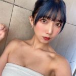 コスプレイヤー・霜月めあ、バスタオル一枚の裸身ショットで悩殺！