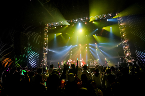 【ライブレポート】鈴木愛理、COUNTDOWN JAPAN 22/23（カウントダウン・ジャパン）で°C-ute『まっさらブルージーンズ』、Buono!『初恋サイダー』をサプライズ披露！