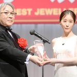 【写真特集】田中みな実が、背中開きの純白ドレスコーデで魅了！「またこの会場に呼んでいただけるように、輝きを放っていきたい」＜第34回日本ジュエリーベストドレッサー賞＞