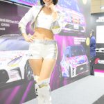 【写真特集】コスプレイヤー・根岸しおり、黒髪ショートが映える白コスチュームで魅せる脚線美！＜東京オートサロン 2023＞