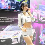 【写真特集】コスプレイヤー・根岸しおり、黒髪ショートが映える白コスチュームで魅せる脚線美！＜東京オートサロン 2023＞