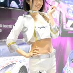 【写真特集】コスプレイヤー・根岸しおり、黒髪ショートが映える白コスチュームで魅せる脚線美！＜東京オートサロン 2023＞