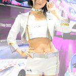 【写真特集】コスプレイヤー・根岸しおり、黒髪ショートが映える白コスチュームで魅せる脚線美！＜東京オートサロン 2023＞