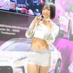 【写真特集】コスプレイヤー・根岸しおり、黒髪ショートが映える白コスチュームで魅せる脚線美！＜東京オートサロン 2023＞