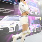 【写真特集】コスプレイヤー・根岸しおり、黒髪ショートが映える白コスチュームで魅せる脚線美！＜東京オートサロン 2023＞