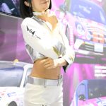 【写真特集】コスプレイヤー・根岸しおり、黒髪ショートが映える白コスチュームで魅せる脚線美！＜東京オートサロン 2023＞
