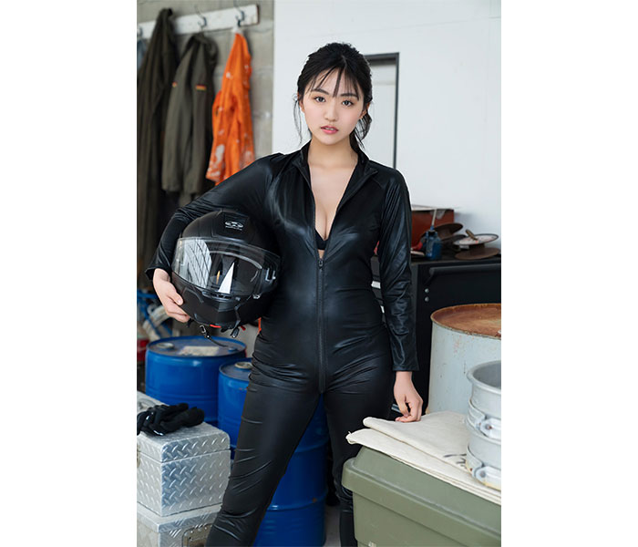 豊田ルナが悪女に！まるで峰不二子なライダースーツ姿でセクシーツーリング