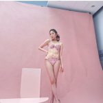 吉田朱里、甘いランジェリー姿で美麗スタイル露わに！
