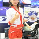 【写真特集】神崎さとみ、スラリと伸びた美脚で来場者を釘付け！＜東京オートサロン2023＞