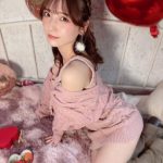 #よーよーよー・由良ゆら、肩出し＆太もも見せる誘惑ニットで悩殺！