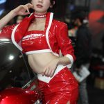 【動画】レースクイーン・新唯、赤のミニスカ衣装でSHIBATIRE MOTOR SPORTブースに登場！＜東京オートサロン2023＞
