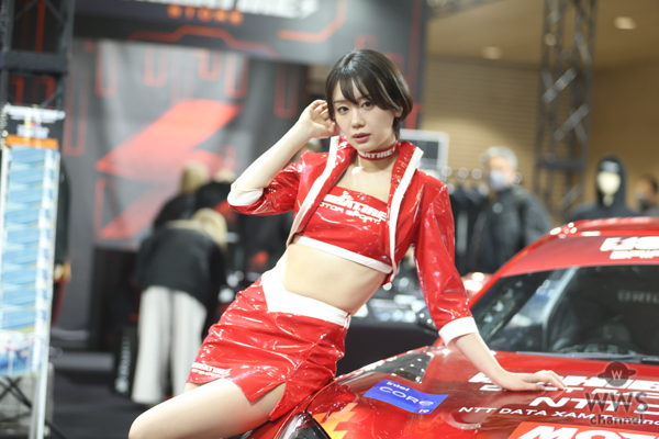 【動画】レースクイーン・新唯、赤のミニスカ衣装でSHIBATIRE MOTOR SPORTブースに登場！＜東京オートサロン2023＞