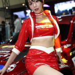 【動画】レースクイーン・新唯、赤のミニスカ衣装でSHIBATIRE MOTOR SPORTブースに登場！＜東京オートサロン2023＞