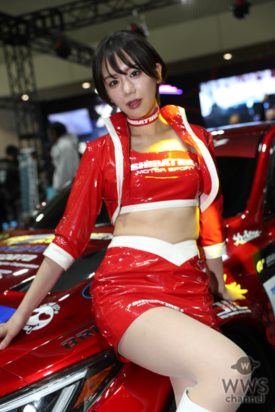 【動画】レースクイーン・新唯、赤のミニスカ衣装でSHIBATIRE MOTOR SPORTブースに登場！＜東京オートサロン2023＞