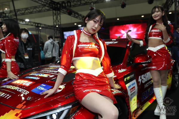 【動画】レースクイーン・新唯、赤のミニスカ衣装でSHIBATIRE MOTOR SPORTブースに登場！＜東京オートサロン2023＞