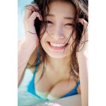 益田恵梨菜、弾ける笑顔と美谷間で釘付けにするグラビア披露！＜週刊プレイボーイ＞