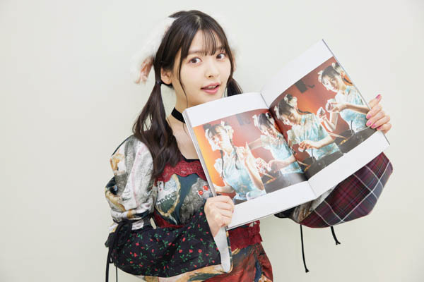 上坂すみれがうさ耳スタイルで写真集発売イベントに登場