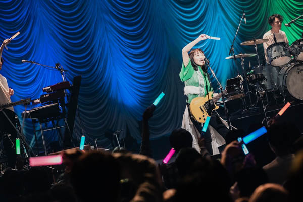 矢井田 瞳が新作『オールライト』を手に地元大阪で新年初ライブ開催