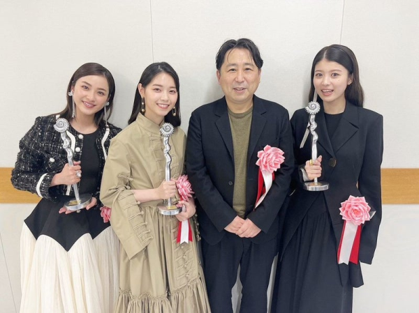 平祐奈、西野七瀬・馬場ふみかとトロフィーを抱きかかえ笑顔「再会できて喜びを分かち合えて嬉しかった」