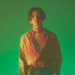 Ayase、アニメ『Buddy Daddies』のオープニングテーマ「SHOCK!」MV公開