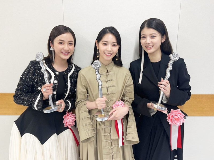 平祐奈、西野七瀬・馬場ふみかとトロフィーを抱きかかえ笑顔「再会できて喜びを分かち合えて嬉しかった」