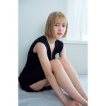 金髪ショートの新條由芽、シンプルな黒衣装で美脚披露！