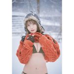 新谷姫加、白銀の世界で透明ボディを大胆披露！