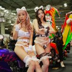 【動画】セクシー女優・霜月るな&吉澤友貴が「大阪オートメッセ2023」に登場!ランジェリー風衣装をセクシーに見せつけ