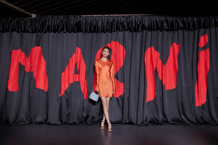 佐藤晴美「マルニ」ファッションショーで美脚際立つミニワンピコーデを披露＜MARNI FALL WINTER 2023 FASHION SHOW IN TOKYO＞