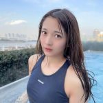 黒嵜菜々子（Peel the Apple）、スクール水着風の水着でデコ出し