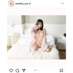 桃月なしこ、ランジェリー姿の脱ぎかけショットで魅せる透明美ボディ！