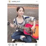 桃月なしこ「イメージはYUIさんです」、ギター片手に路上ライブグラビア！
