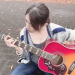 桃月なしこ「イメージはYUIさんです」、ギター片手に路上ライブグラビア！
