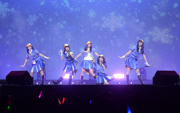 AKB48がタイで海外姉妹グループと共演！向井地美音「コップンマーカー！」