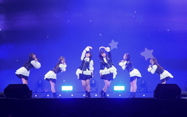 AKB48がタイで海外姉妹グループと共演！向井地美音「コップンマーカー！」