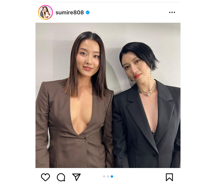 すみれ、三吉彩花と胸元ざっくり開きのコーデで2ショット