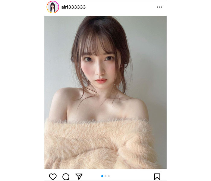 斎藤愛莉、オフショルニットで美肩＆谷間チラリ