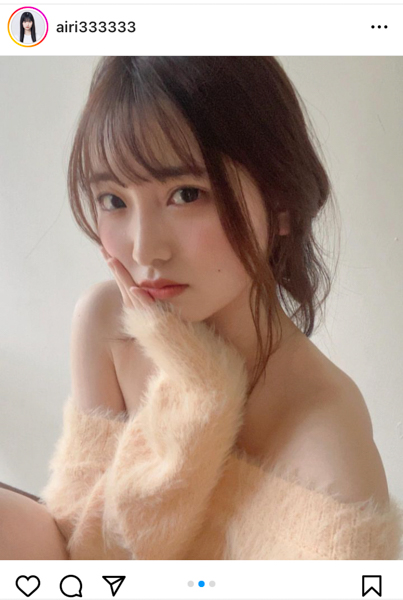 斎藤愛莉、オフショルニットで美肩＆谷間チラリ