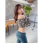竹内星菜、くびれラインが超絶美麗なオフショルコーデで振り向き！