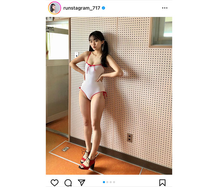 豊田ルナ、ワンピース水着でセクシーなボディライン露わに