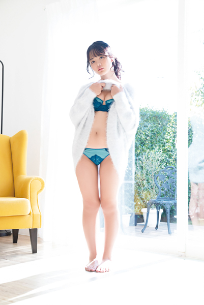 「日本一白ビキニが似合う美少女」山本姫香、制服からランジェリーまで幅広い魅力を届ける！