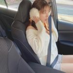 雪平莉左、だんだん脱いでいく車内セクシーなオフショット公開！