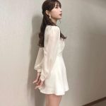 雪平莉左、美脚がまぶしい純白ミニスカコーデに歓喜の声！