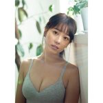 人気声優・小坂井祐莉絵、初々しい水着姿を「週プレ」で披露＜週刊プレイボーイ＞