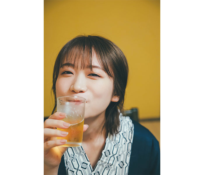 乃木坂46・秋元真夏、写真集からお気に入りの浴衣姿でビールを嗜むカット解禁