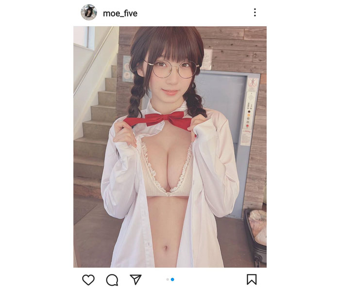 伊織もえ、美谷間のぞかせたメガネ女子姿にファン歓喜！！