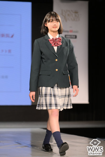 【写真特集】現役JC・さきさん、「制服アワード」ランウェイで堂々としたポージング披露<第10回日本制服アワード>