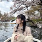 葉山かえで（MyDearDarlin’）、水上から見上げる満開の桜の中、春らしいお花見デートコーデ披露にファン歓喜！