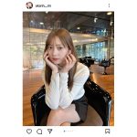 松川星、脚組みミニスカで生脚を大胆披露！